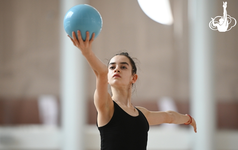 Анна Вакуленко во время упражнения с мячом