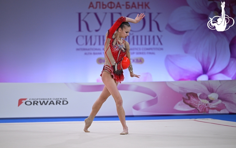 Дарья Веренич во время упражнения с мячом