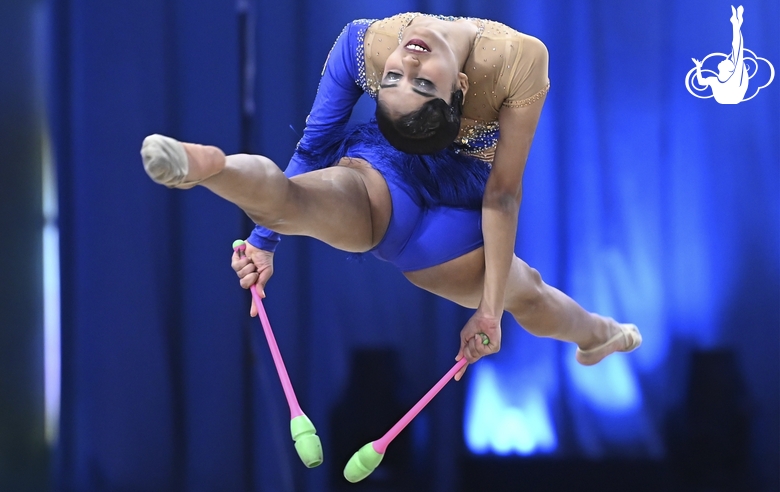 Санюкта Кале во время упражнения с булавами