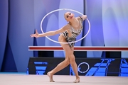 Гимнастка во время упражнения с обручем на всероссийском турнире «Кубок "Небесная грация"»