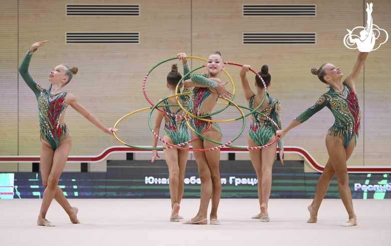 Групповички Республики Карелия во время упражнения с обручами