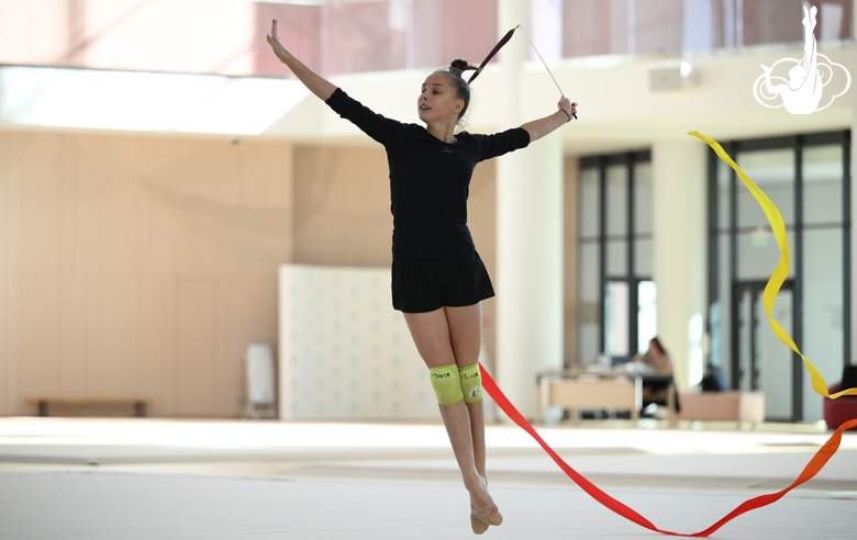 Мария Борисова во время упражнения с лентой