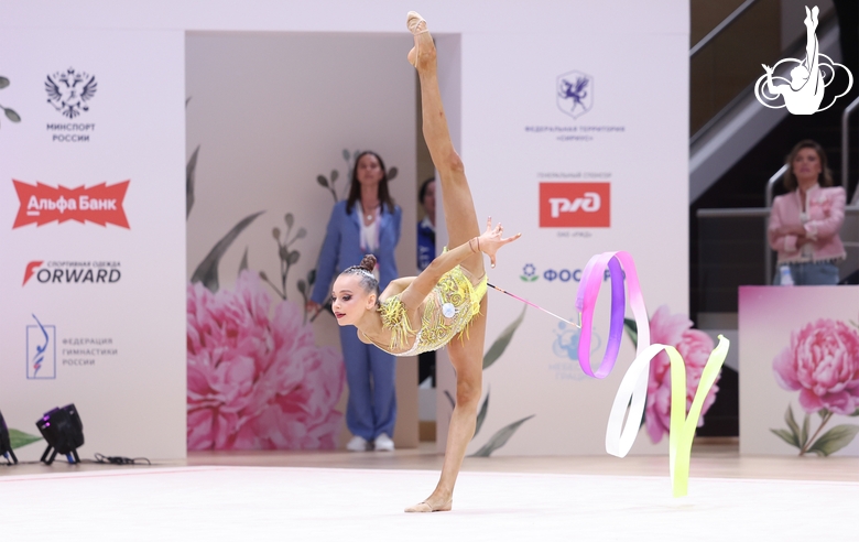 Яна Заикина во время упражнения с лентой