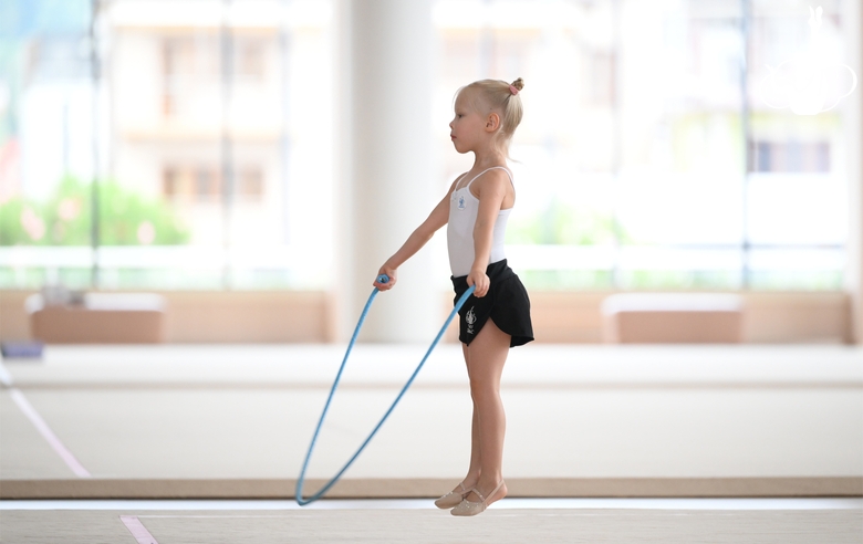 Юная гимнастка во время тренировки