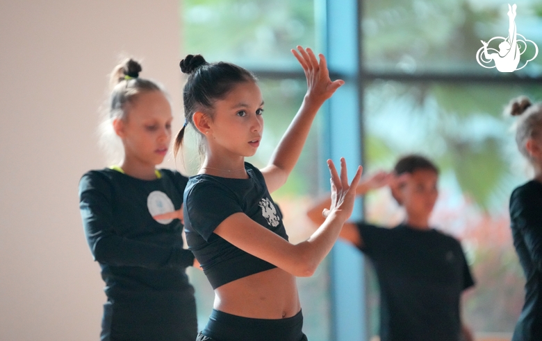 Гимнастки Академии во время мастер-класса Театра Аллы Духовой TODES