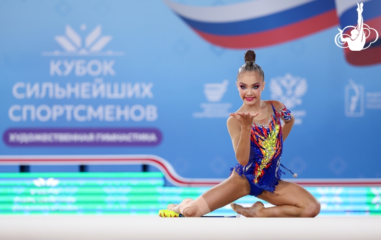 Ксения Савинова во время упражнения с булавами