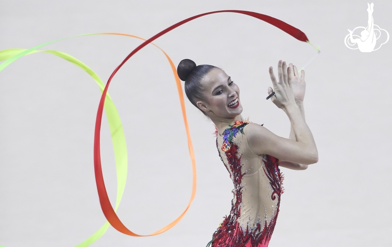 Николь Красюк (Украина) в упражнении с лентой