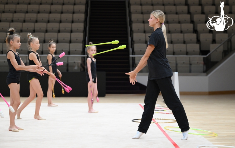 Тренер Елизавета Зорькина с гимнастками во время занятия на учебно-тренировочных сборах в Академии