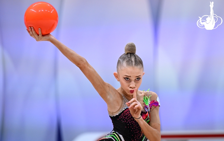 Каролина Пахтусова во время выполнения упражнения с обручем на всероссийском турнире «Кубок "Небесная грация"»
