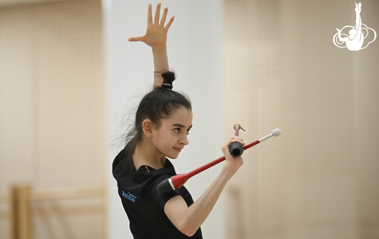 Анна Вакуленко во время упражнения с булавами
