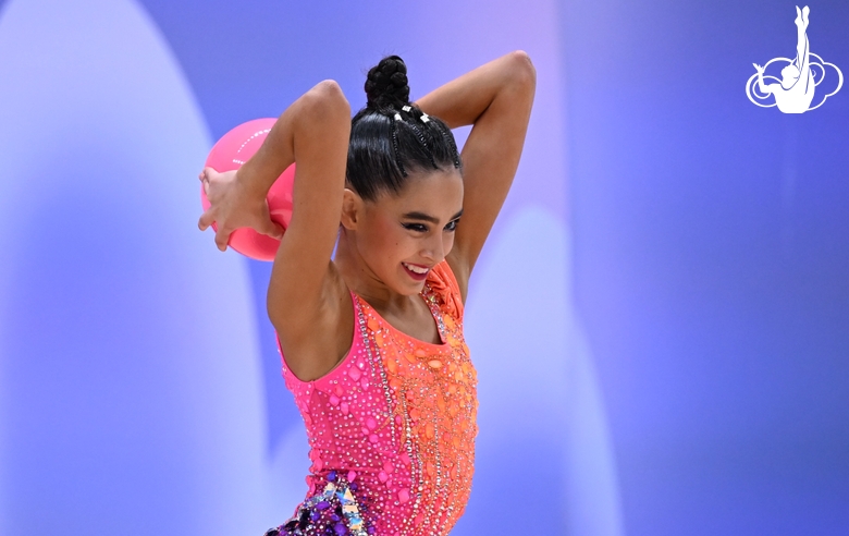 Гимнастка во время выполнения упражнения с мячом на всероссийском турнире «Кубок "Небесная грация"»