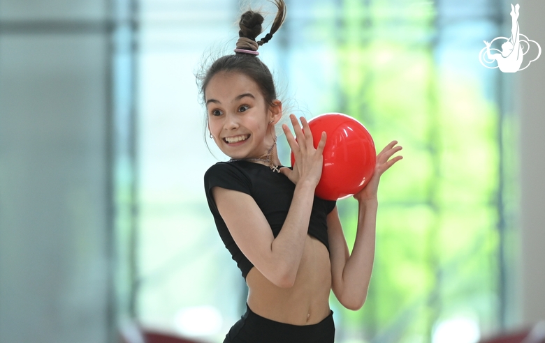 Ева Чугунова во время упражнения с мячом