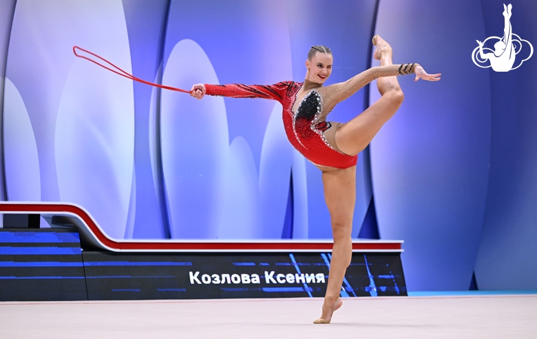 Ксения Козлова во время выполнения упражнения со скакалкой на всероссийском турнире «Кубок "Небесная грация"»