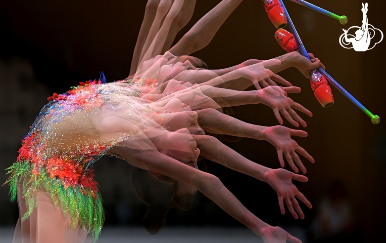 Диана Солосина во время упражнения с булавами на контрольной тренировке