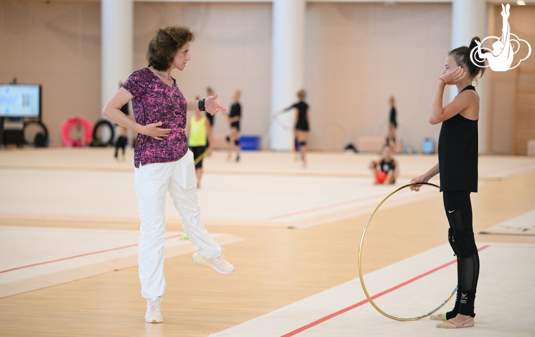 Старший тренер сборной России Марина Говорова и гимнастка Анастасия Власенко во время восстановительных сборов в Академии