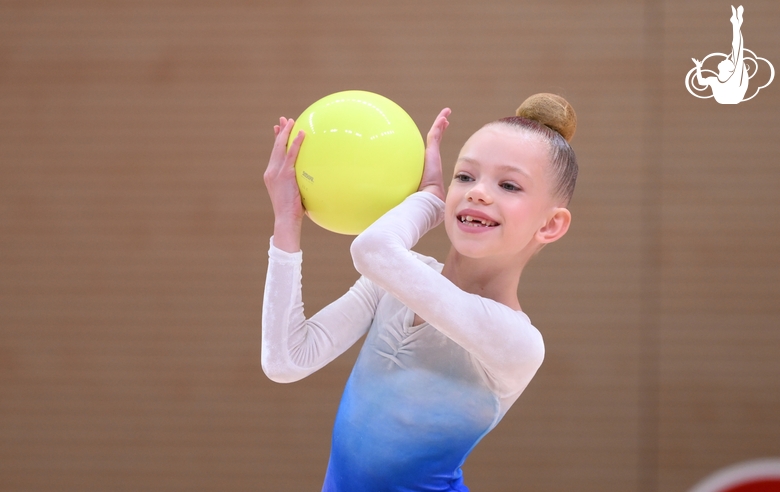 Юная гимнастка на турнире «мАлинка»