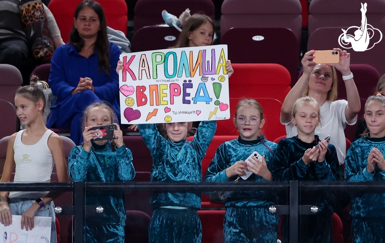 Юные гимнастки поддерживают Каролину Тарасову на соревнованиях