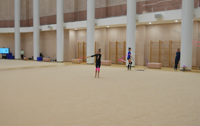 Алина Кабаева помогает Ксюше Савиновой из Гатчины и Евгении Елисеевой