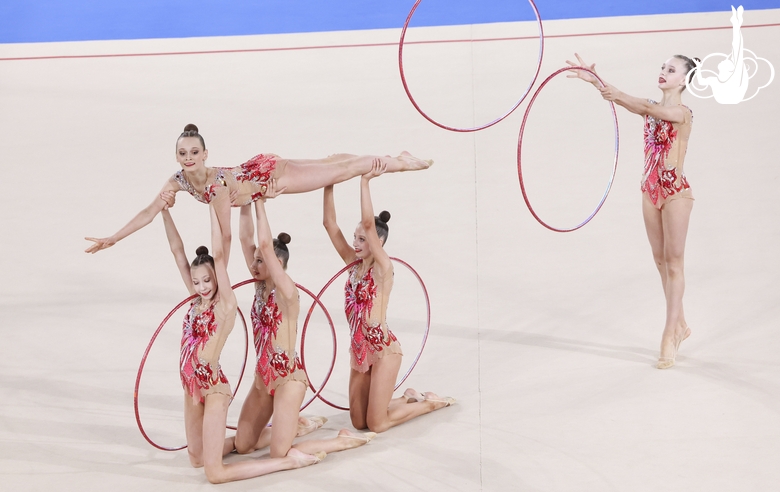 Групповички Омской области во время упражнения с обручами