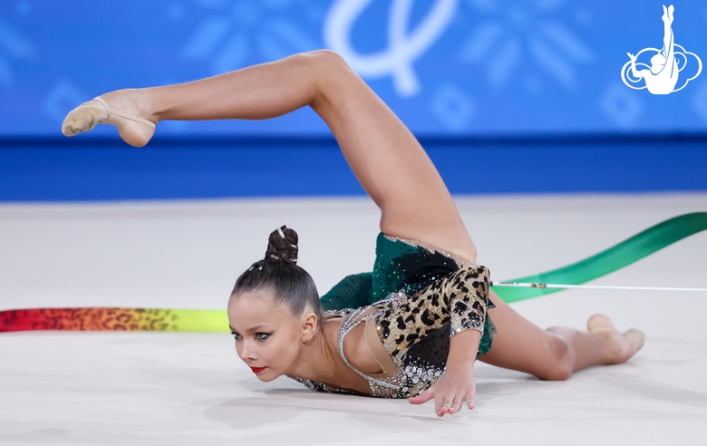 Кристина Дюпина во время упражнения с лентой