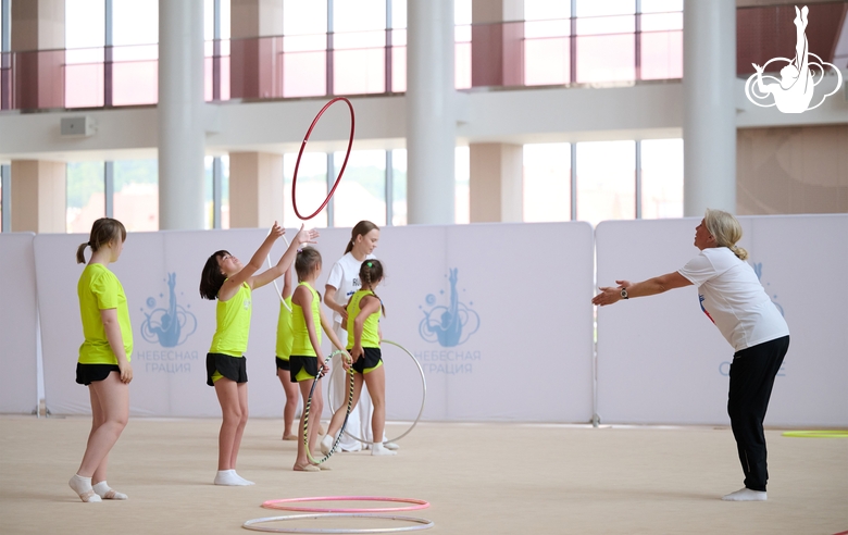 Тренер-преподаватель из Санкт-Петербурга Ольга Зорькина занимается на сборах с детьми с особенностями развития