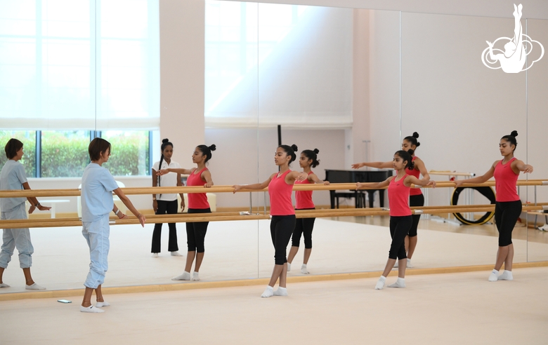 Гимнастки и хореограф Академии Екатерина Белова во время хореографии