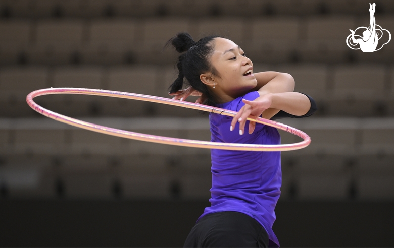 Брианна Лабадан во время упражнения с обручем