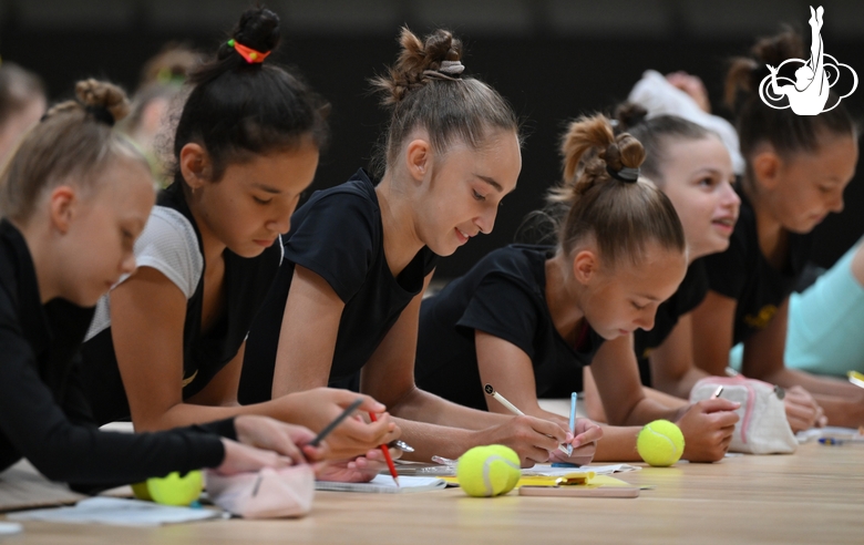 Гимнастки во время занятия с психологом на учебно-тренировочных сборах в Академии
