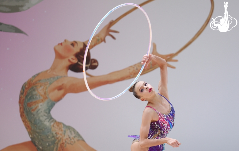 Таисия Вячина во время упражнения с обручем