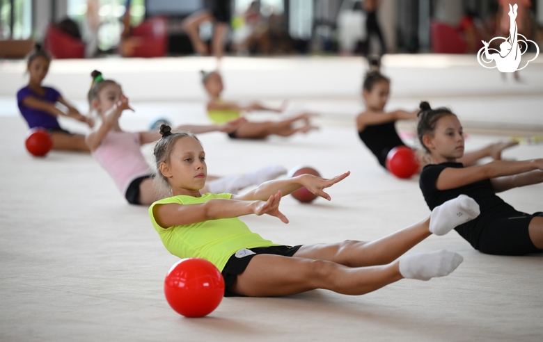 Гимнастки во время занятия на учебно-тренировочных сборах в Академии