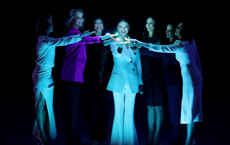 16 декабря 2021 года. Москва. «ВТБ Арена». Экспериментальный турнир «Небесная грация». Алина Кабаева на сцене вместе с другими олимпийскими чемпионками