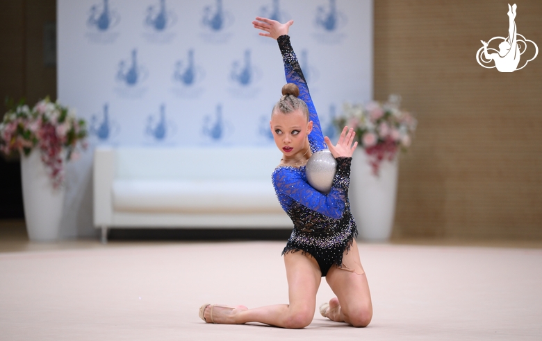 Людмила Шибаева во время упражнения с мячом