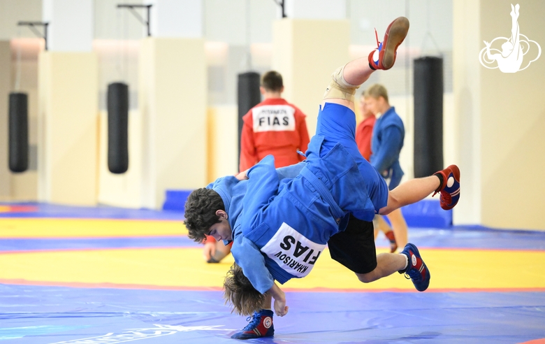 Участники сборов во время тренировки в Академии единоборств