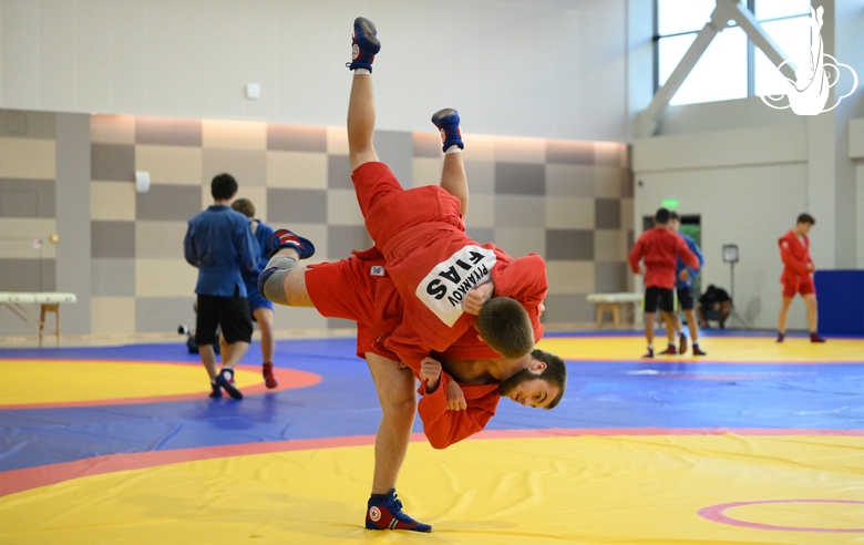 Участники сборов во время тренировки в Академии единоборств