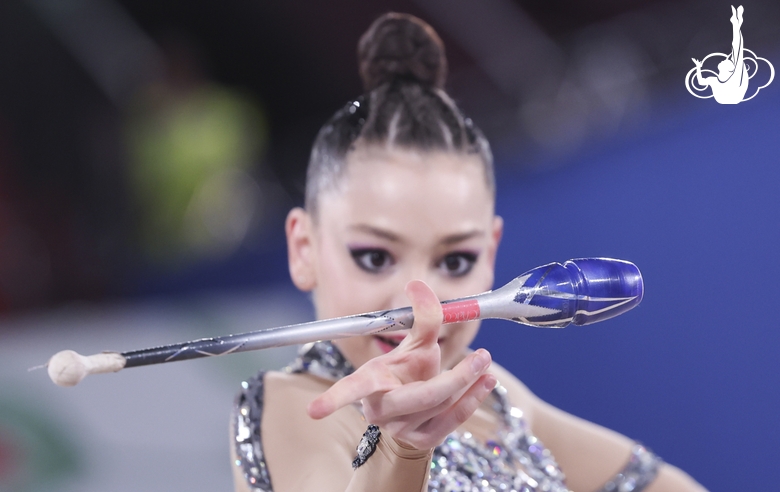 Ульяна Янус во время упражнения с булавами