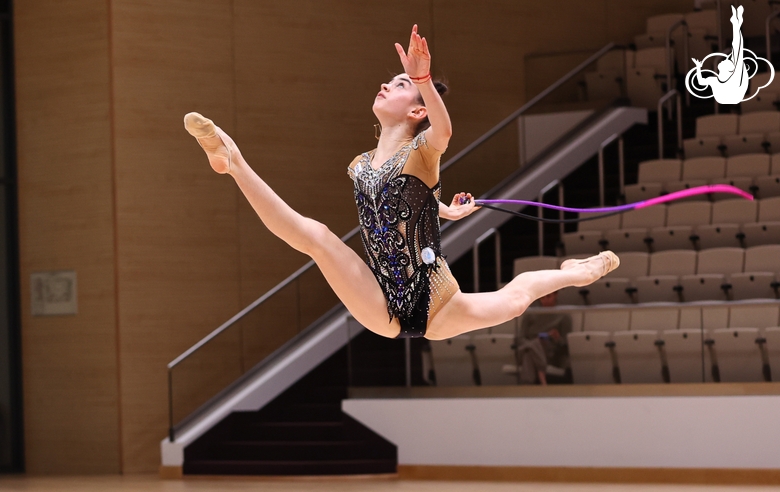 Анна Вакуленко во время упражнения со скакалкой на контрольной тренировке