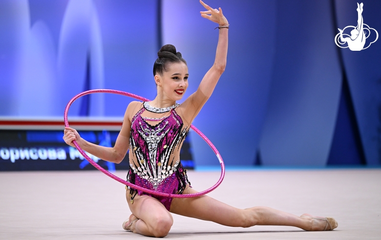 Мария Борисова во время выполнения упражнения с обручем на всероссийском турнире «Кубок "Небесная грация"»