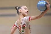 Вероника Малинина во время упражнения с мячом
