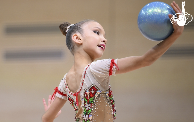 Вероника Малинина во время упражнения с мячом
