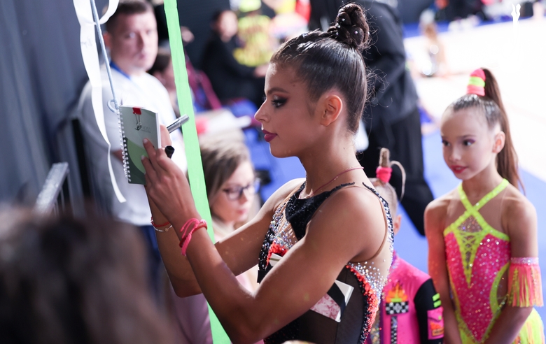 Каролина Тарасова раздает автографы болельщикам