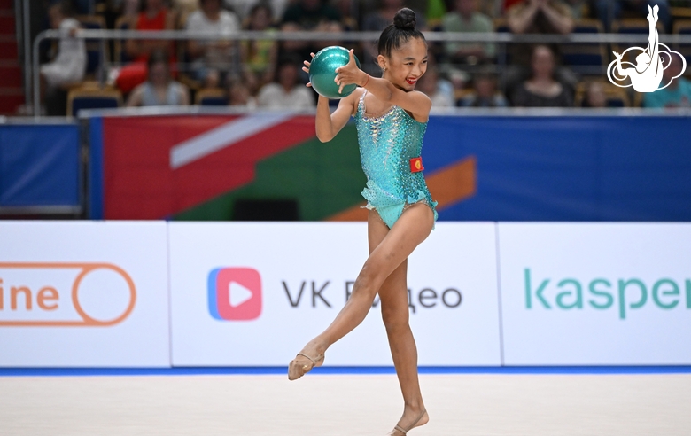 Асель Арапова во время упражнения с мячом