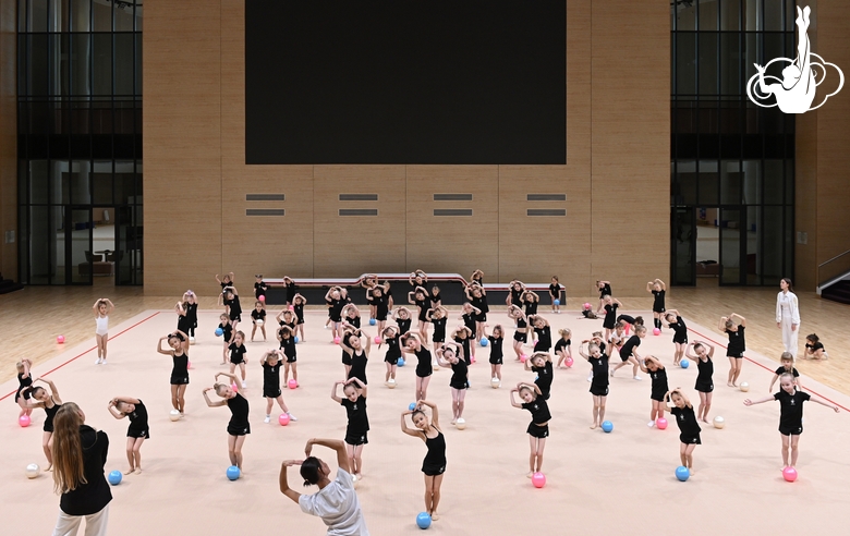 Юные гимнастки во время репетиции открытия соревнований
