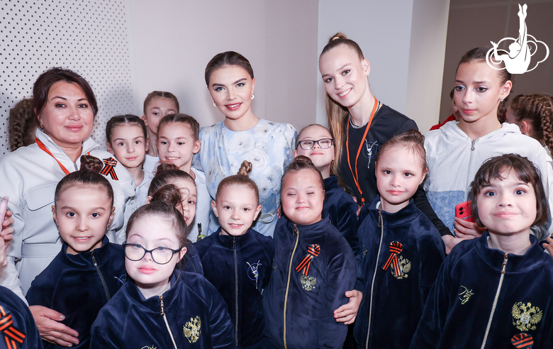 Олимпийская чемпионка Алина Кабаева с участниками фестиваля «Алина»-2025