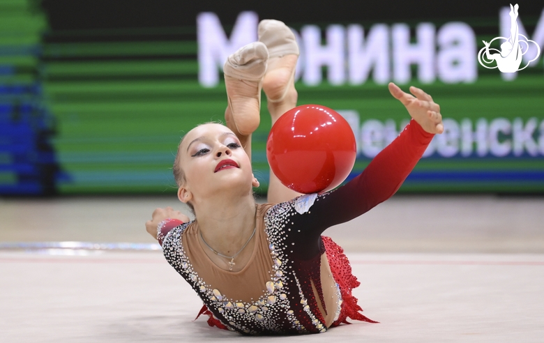 Мирослава Монина во время упражнения с мячом