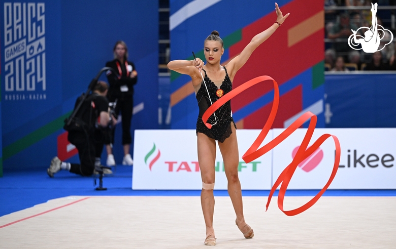 Владислава Николаенко во время упражнения с лентой