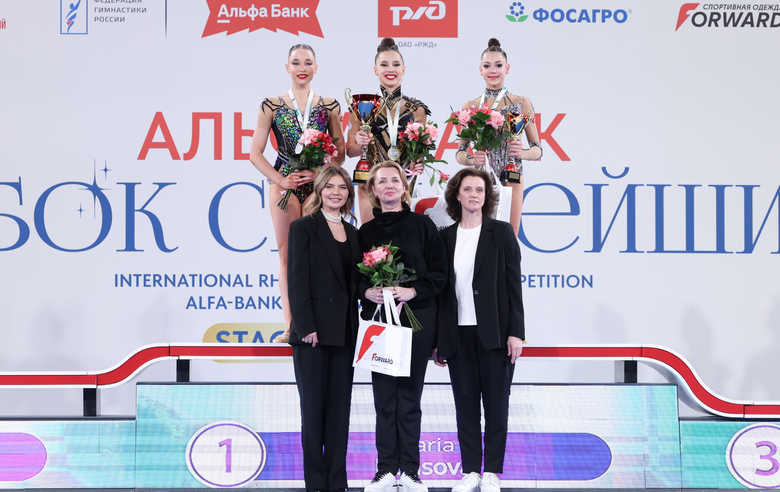 4 мая 2025 года. Олимпийская чемпионка Алина Кабаева — на 1-м этапе «Кубка сильнейших» во время церемонии награждения