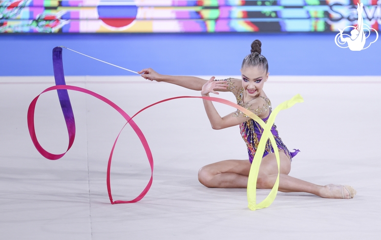 Ксения Савинова во время упражнения с лентой