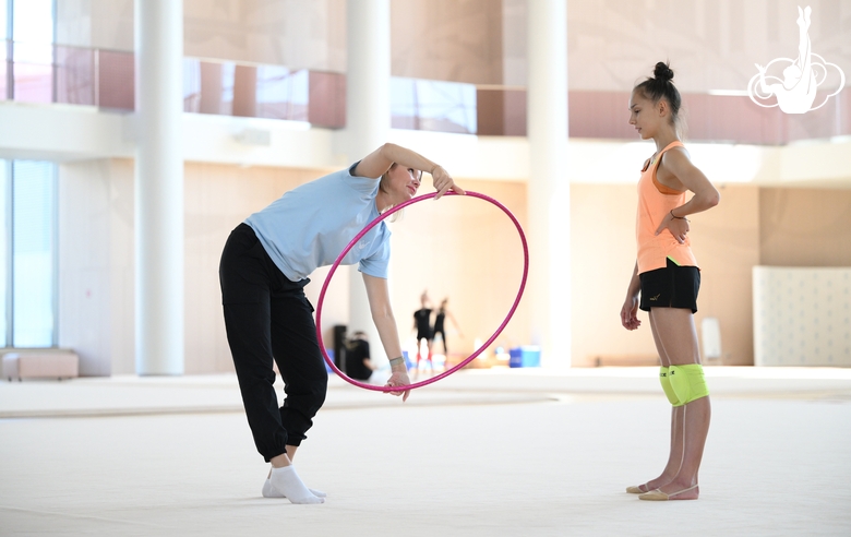 Мария Борисова с тренером Академии Ириной Гусаровой во время подготовки к международному турниру Ojaq Cup