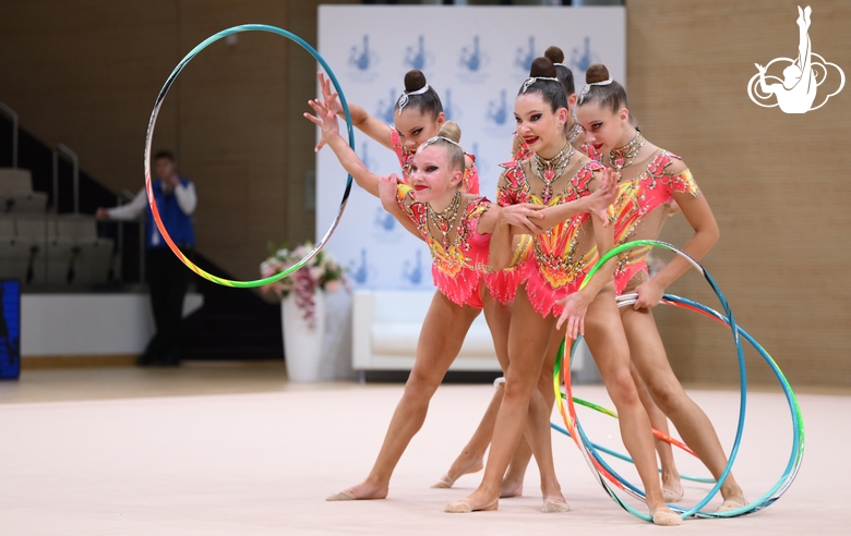 Групповички во время упражнения с обручами