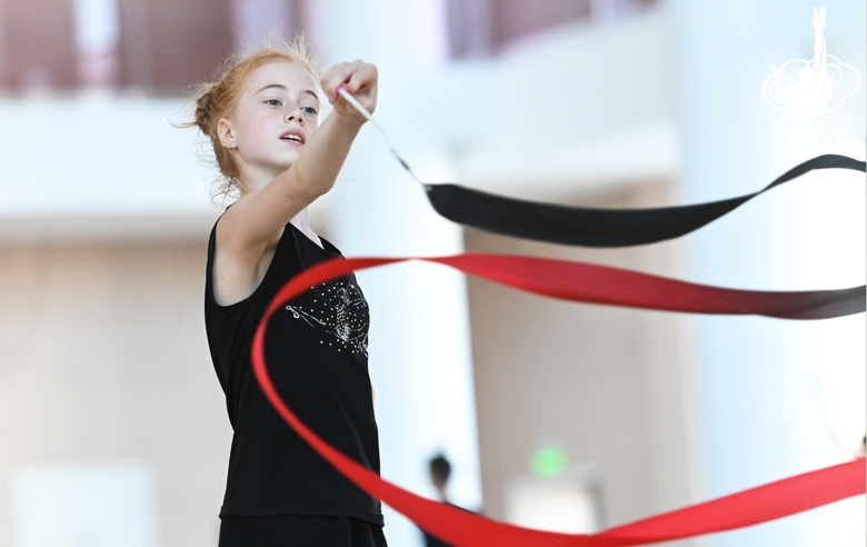 Ольга Черных в упражнении с лентой